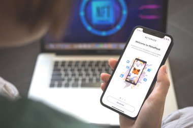 Kharkov, Ukrayna - 23 Ağustos 2021: Cep telefonu ekranında Meta Maskeli Kripto uygulama logosu. MetaMaske NFT uygulama fotoğrafı kullanan kadın