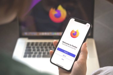Kharkov, Ukrayna - 23 Ağustos 2021: Firefox tarayıcı uygulaması kullanan kadın, kapat