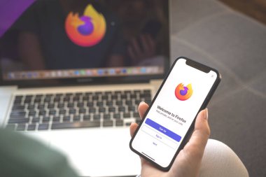 Kharkov, Ukrayna - 23 Ağustos 2021: Cep telefonu ekranında Firefox uygulama logosu. Firefox tarayıcı fotoğrafı kullanan bir kadın