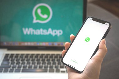 Kharkov, Ukrayna - 23 Ağustos 2021: Whatsapp uygulamasının logosu cep telefonu ekranında. Whatsapp başvuru fotoğrafı kullanan kadın