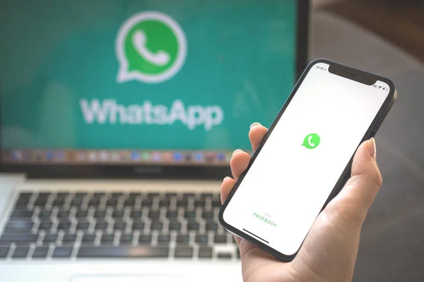 Харьков Украина Августа 2021 Логотип Приложения Whatsapp Экране Мобильного Телефона — стоковое фото