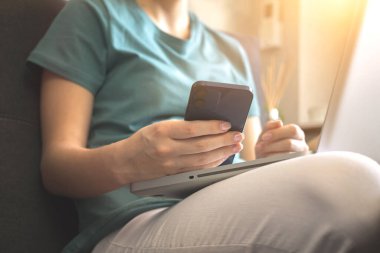 Sonbahar hafta sonu evde cep telefonu kullanan kişi