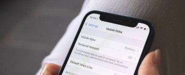 Mobil veri ekranı cep telefonunun yakın çekimine ayarlanıyor. Akıllı telefondaki cep telefonu verileri. Pankart 