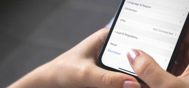Kadın cep telefonunu kapat, ekranı kapat, pankart tasarımı 
