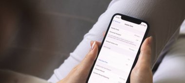 Kadın cep telefonunda cep telefonu verilerini değiştiriyor. Ekrandaki hücresel veri ekranı ve ayarları kapat