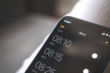 Alarmı akıllı telefondan uyanmak, görüntüyü kapatmak için ayarla