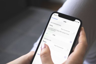 Ekran yakın görüntüsünde VPN ayarlı el kameralı cep telefonu