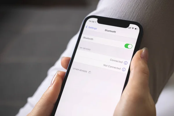 Cep telefonundaki Bluetooth ayarlarını açmak, ekranı kapatmak, bluetooth kullanan kişi