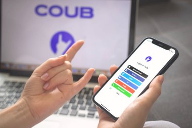 Kharkov, Ukrayna - 25 Ağustos 2021: Cep telefonu ekranında Coub app logosu, yakın plan