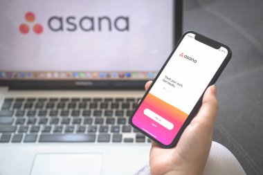 Kharkov, Ukrayna - 25 Ağustos 2021: Cep telefonu ekranında Asana uygulaması logosu, yakın plan