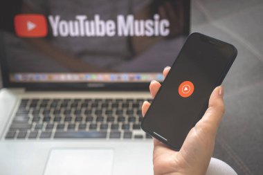 Kharkov, Ukrayna - 25 Ağustos 2021: Cep telefonu ekranında YouTube Müzik uygulaması logosu