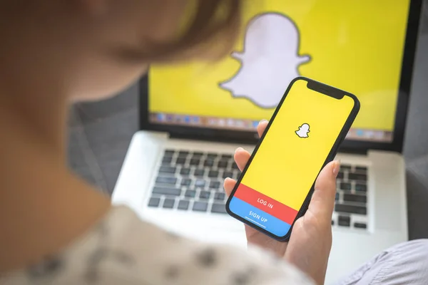 Kharkov, Ukrayna - 25 Ağustos 2021: Snapchat uygulamasını kullanan ve elinde akıllı telefon tutan kadın, kapat
