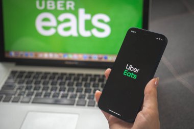 Kharkov, Ukrayna - 25 Ağustos 2021: Cep telefonu ekranında Uber Eats uygulaması logosu, yakın plan