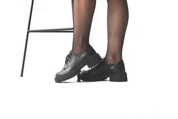 Kobiece Nogi Czarnych Rajstopach Czarne Buty Obok Krzesła Odizolowane Białym — Zdjęcie stockowe