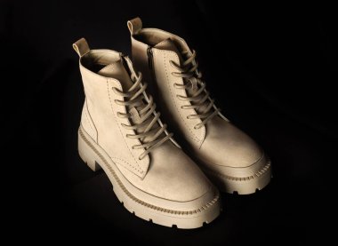 Siyah arka planda deri çizmeler, kadın ayakkabıları fotoğrafı.