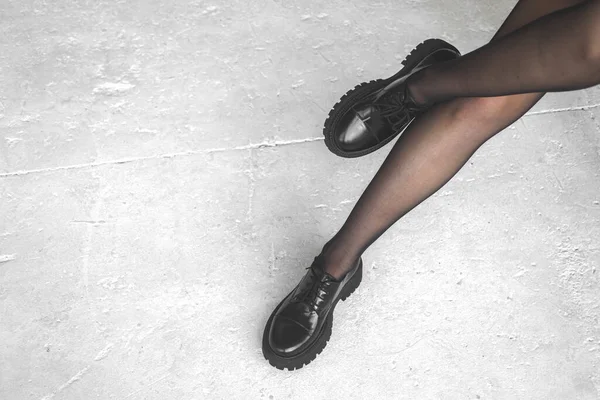 Nogi Młodej Kobiety Modnych Czarnych Butach Koncepcja Mody Miejskiej Czarne — Zdjęcie stockowe