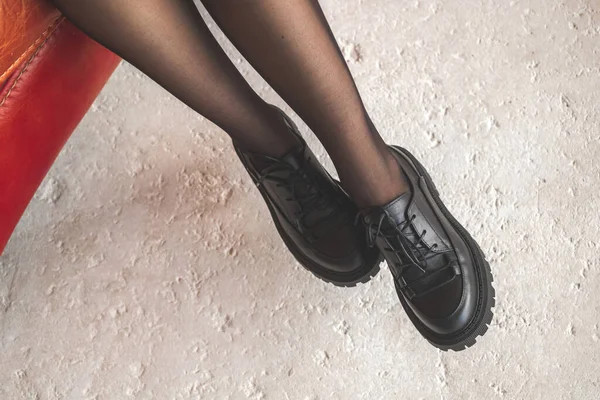 Seksowne Kobiece Nogi Czarnych Rajstopach Czerwonym Starym Krześle Koncepcja Mody — Zdjęcie stockowe