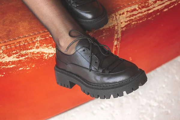 Patas Mujer Zapatillas Negras Botas Tumbadas Una Silla Cuero Vieja —  Fotos de Stock