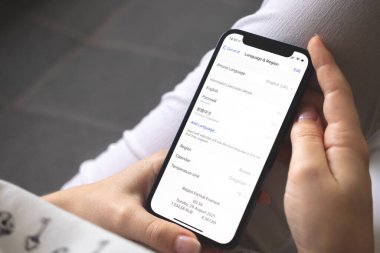 Kharkov, Ukrayna - 25 Ağustos 2021: Apple iPhone 12 ekranında Dil ve Bölge