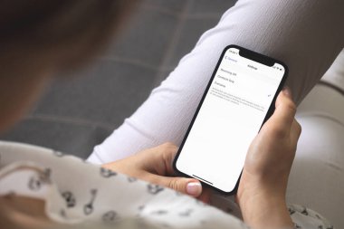 Kharkov, Ukrayna - 25 Ağustos 2021: Kadın hava indirme ekranını kapatıyor