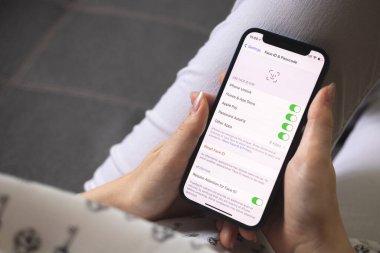 Kharkov, Ukrayna - 25 Ağustos 2021: Apple iPhone ekranındaki yüz tanımlama ayarları