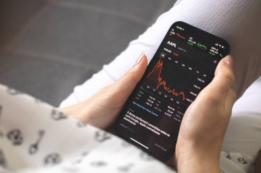 Kharkov, Ukrayna - 25 Ağustos 2021: Apple Stock Chart on Apple iPhone screen. Stok şeması başvuru fotoğrafı