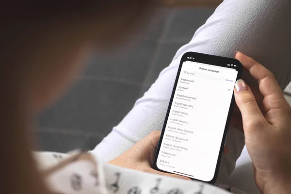 Харьков Украина Августа 2021 Язык Настройки Женщины Экране Apple Iphone — стоковое фото