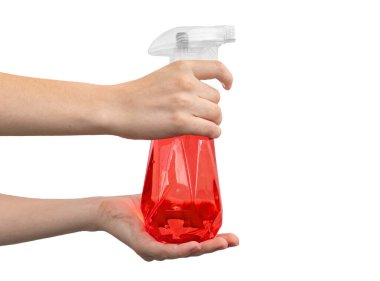 Elinde kırmızı sprey şişesi olan bir kadın beyaz arka planda izole edilmiş. 