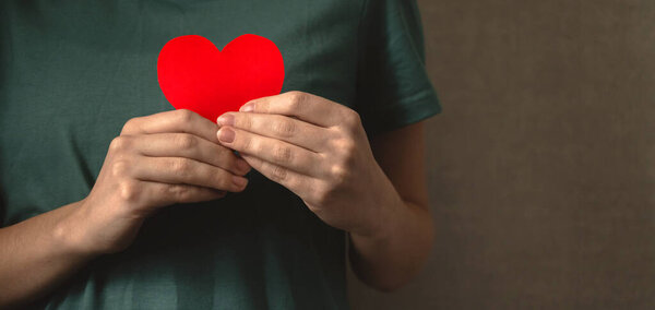 Спасибо, Господи. Леди держит красное сердце близко к телу. Выражая глубокую благодарность впечатлен добрым делом концепт фото