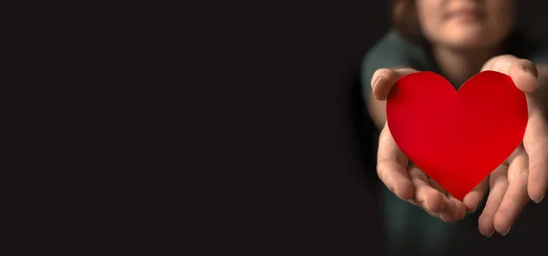 Uma Jovem Coração Vermelho Conceito Dar Amor Cuidados Saúde Seguro — Fotografia de Stock