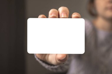 Beyaz kağıt kartın kadın eli modeli yakın plan fotoğraf, iş şablonu 