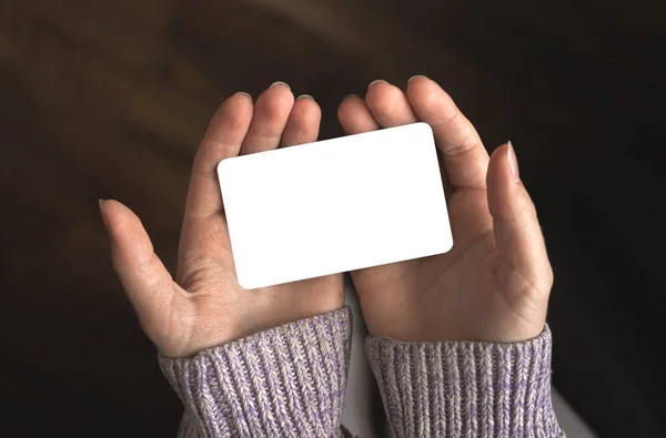 Жіночі Руки Тримають Порожню Картку Кредитну Картку Бізнес Шаблон Простір — стокове фото