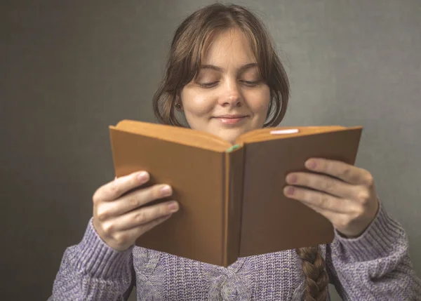 Молода Дівчина Читає Стару Книгу Біла Жінка Приміщенні Книгою Крупним — стокове фото