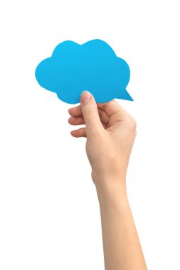 Beyaz arka planda izole edilmiş, kadın elinde bulutlu bir konuşma balonu. Metin iletisi, geri bildirim kavramı