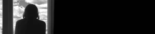 Silhueta Mulher Peitoril Janela Moody Banner Aconchegante Com Espaço Cópia — Fotografia de Stock