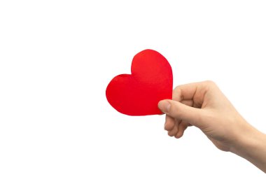 Hayırseverlik konsepti. El ele tutuşan kırmızı kalp, beyaz arka planda izole edilmiş. Boşluğu kopyala 