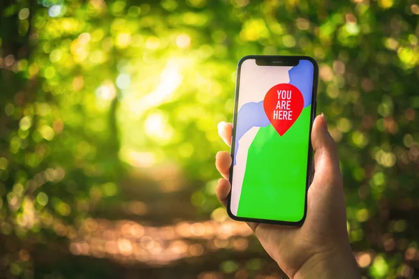 Perso Nel Bosco Concetto Sfondo Mano Con Cellulare Mappe App — Foto Stock