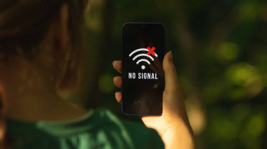 Cep telefonu çekmiyor, ekranı çekmiyor, ormanda akıllı telefonlu bir kız yardım konsepti fotoğrafı arıyor.