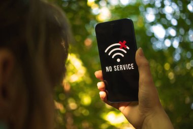 Ormanda servis ekranı olmayan cep telefonu, Teh Woods konsept fotoğrafında kaybolmuş.