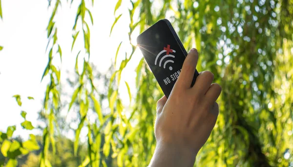 Puede Encontrar Ninguna Cobertura Teléfono Móvil Bosque Perdido Concepto Bosque —  Fotos de Stock