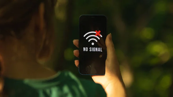 Cep telefonu çekmiyor, ekranı çekmiyor, ormanda akıllı telefonlu bir kız yardım konsepti fotoğrafı arıyor.