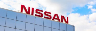 Kharkov, Ukrayna - 13 Eylül 2021: Mavi gökyüzü arkaplanı üzerinde Nissan marka logosu, pankart, amblem, sembol yakın plan