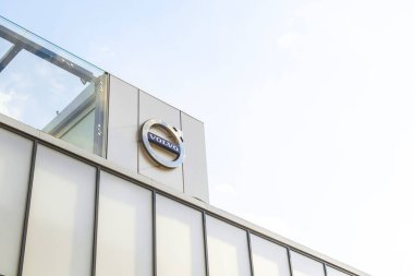 Kharkov, Ukrayna - 13 Eylül 2021: Parlak gökyüzü arkaplanı, amblemi, sembol yakın plan Volvo markası logosu