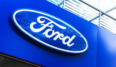 Kharkov, Ukrayna - 13 Eylül 2021: Ford marka amblem, Cra bayilik binası, amblem, sembol yakın plan