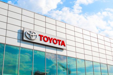 Kharkov, Ukrayna - 13 Eylül 2021: Toyota marka logo mavi gökyüzü arkaplanı, amblem, sembol yakın plan