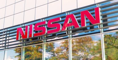 Kharkov, Ukrayna - 13 Eylül 2021: Bir araba galerisi ambleminin Nissan marka logosu, yakın plan sembol