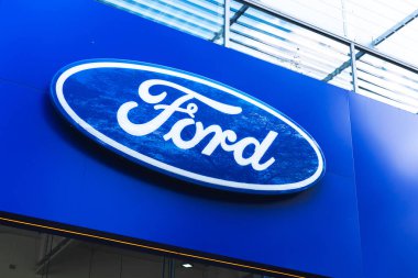 Kharkov, Ukrayna - 13 Eylül 2021: Ford marka amblem, bayilik binası, sembol yakın çekim logosu