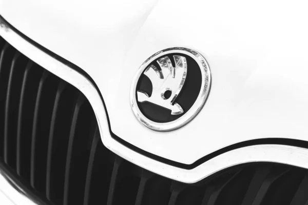 Харків Україна Вересня 2021 Логотип Скоди Задньому Плані Білого Автомобіля — стокове фото