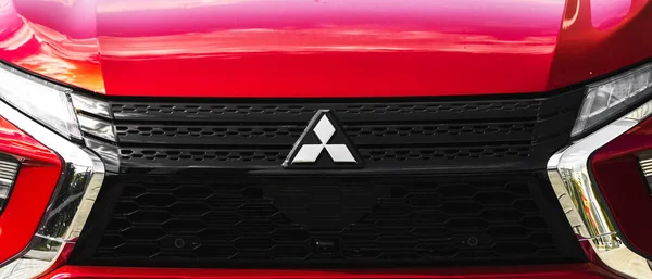 Kharkov Ucrânia Setembro 2021 Mitsubishi Marca Emblema Logotipo Carro Vermelho — Fotografia de Stock