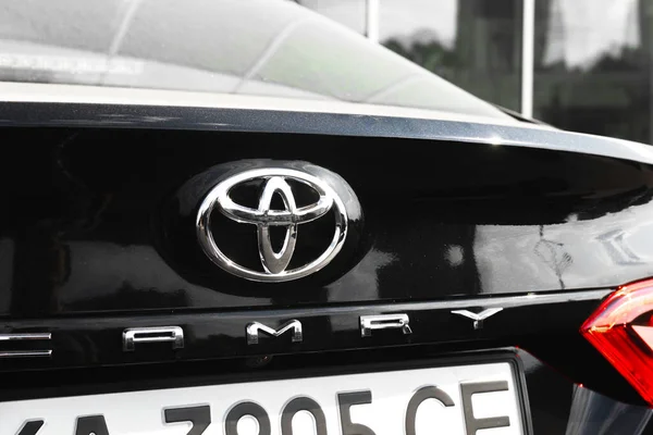 Харків Україна Вересня 2021 Логотип Toyota Задньому Плані Чорного Автомобіля — стокове фото